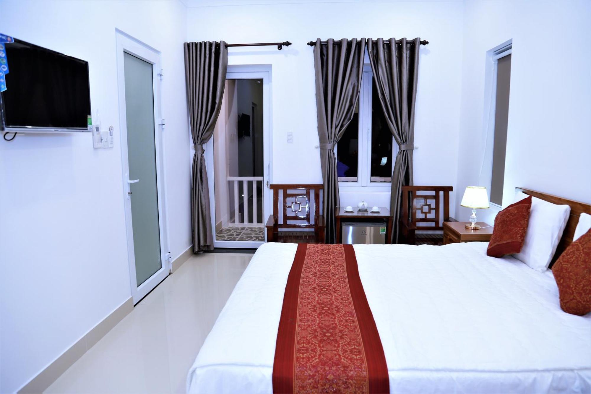 Habitación con cama extragrande y vistas a la piscina
